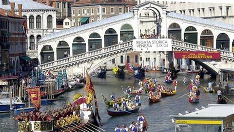 Die Rialto-Brücke in Venedig.
