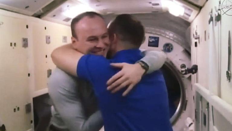 Die Kosmonauten Sergey Ryazanskiy und Alexander Misurkin verabschieden sich mit einer Umarmung auf der ISS