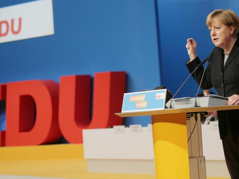 Angela Merkel bei ihrer Rede am Pult, im Hintergrund das CDU-Logo.