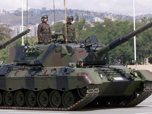Ein in Deutschland hergestellter Panzer vom Typ Leopard der türkischen Armee (Symbolbild)