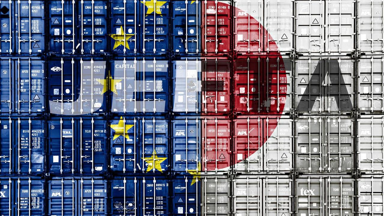 Gestapelte Container mit den Fahnen von EU und Japan.