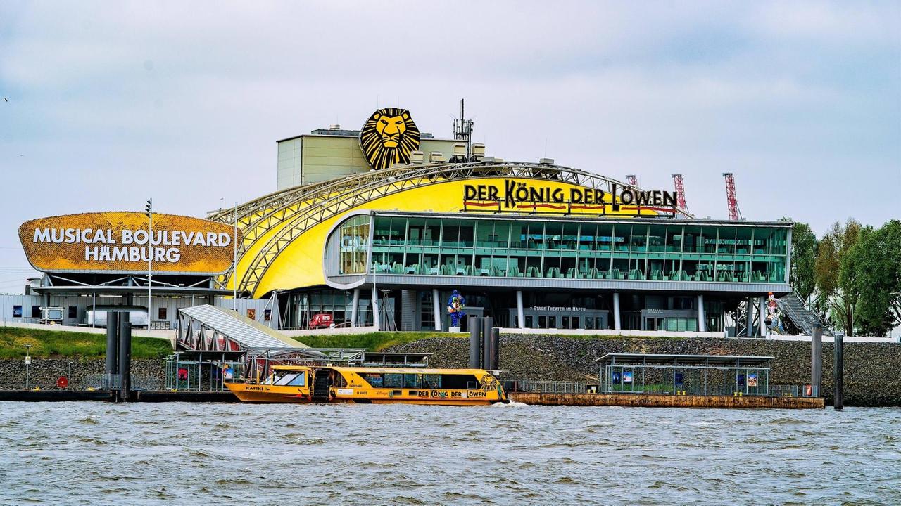 Musical-Theater "König der Löwen" im Hamburger Hafen an der Elbe