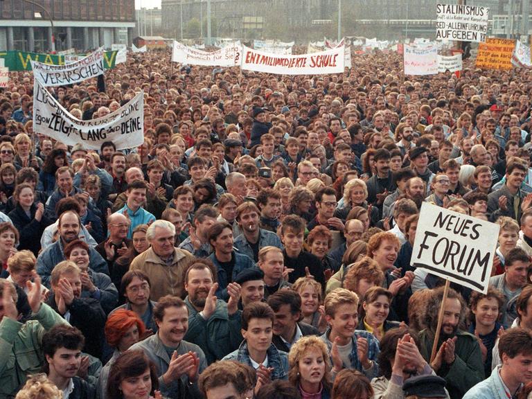 Rund 500.000 Menschen nahmen am 4. November 1989 bei der größten Demonstration der DDR-Geschichte auf dem Berliner Alexanderplatz teil.