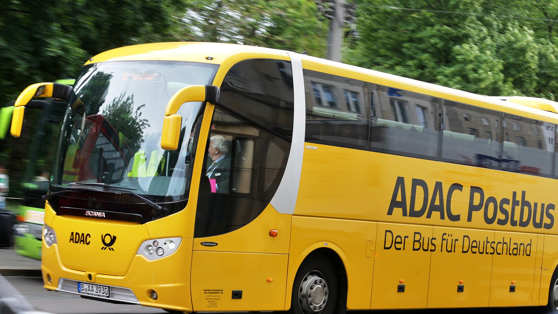 Ein ADAC Postbus fährt durch Leipzig. Ein ADAC Postbus fährt durch Leipzig.