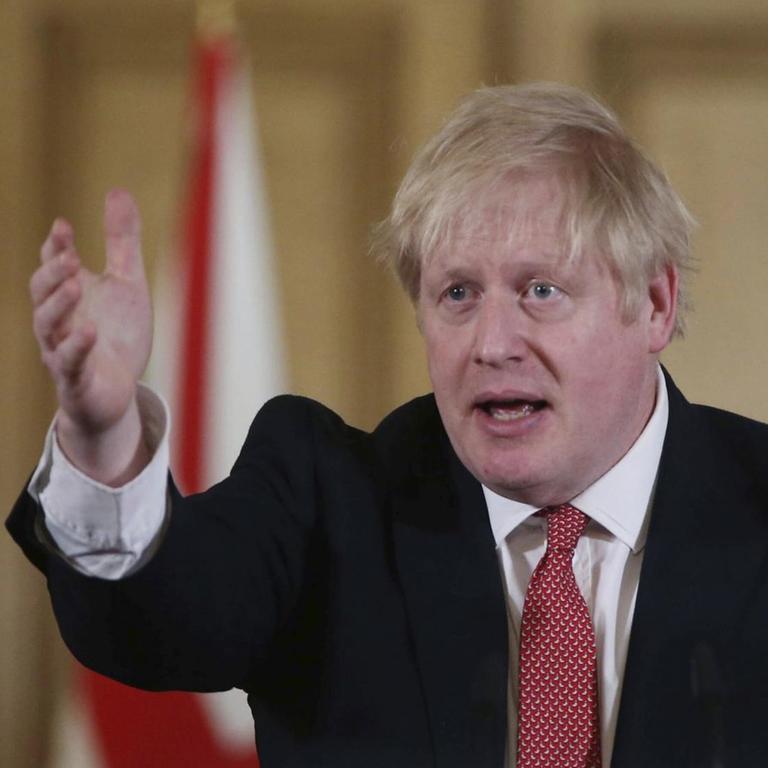 Boris Johnson, Premierminister von Großbritannien, gestikuliert während einer Pressekonferenz.