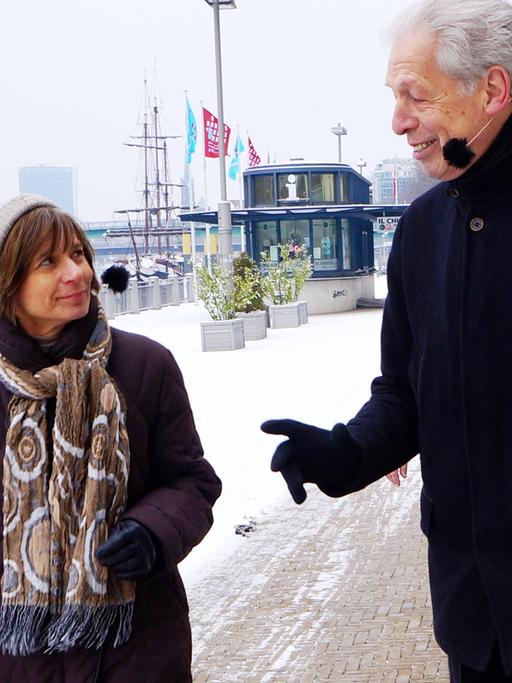 Renate Schönfelder spaziert mit dem ehemaligen Bremer Bürgermeister Henning Scherf durch die verschneite Stadt.