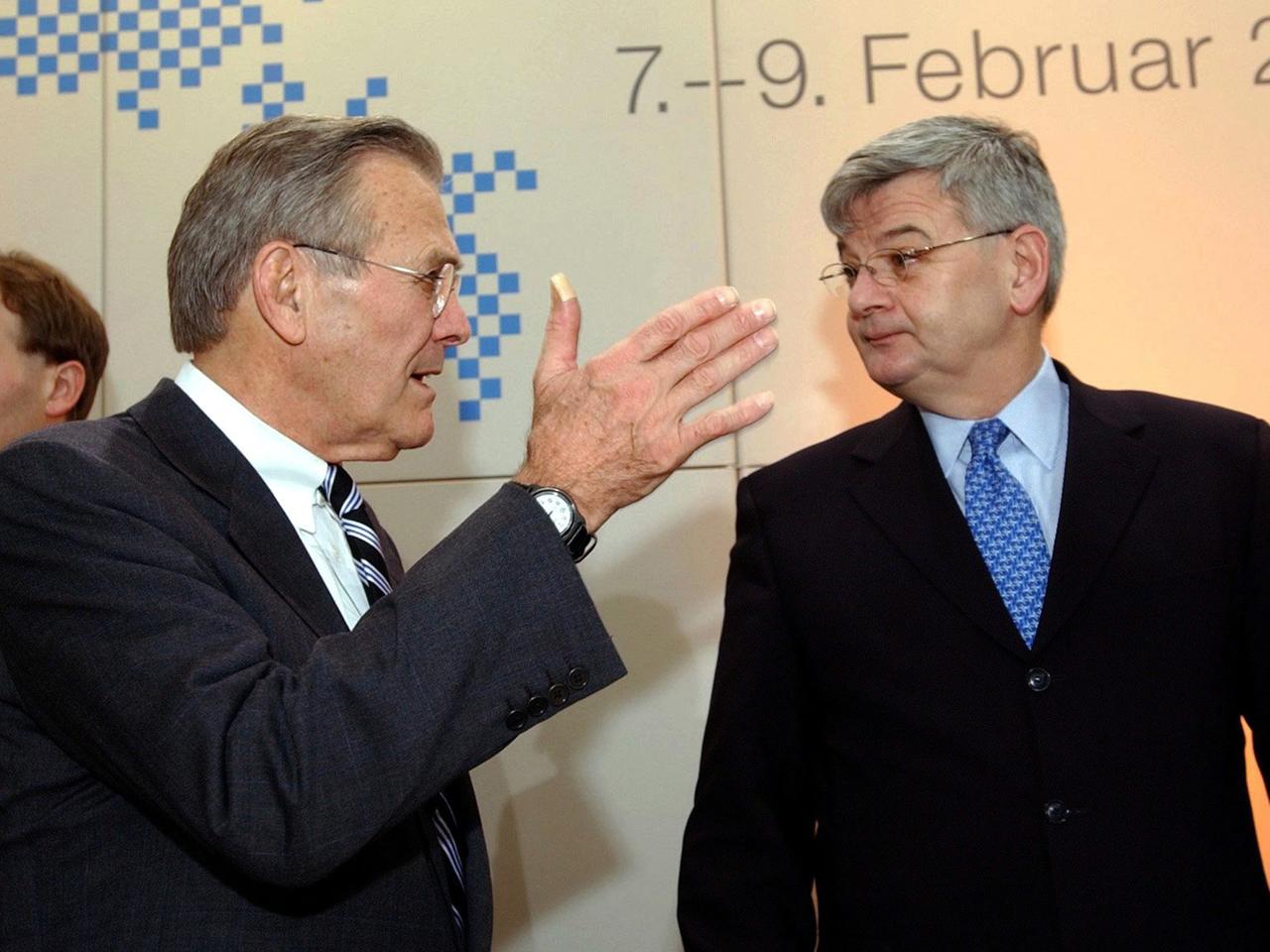 Der damalige US-Verteidigungsminister Donald Rumsfeld und der damalige deutsche Außenminister Joschka Fischer auf der Münchener Sicherheitskonferenz 2003