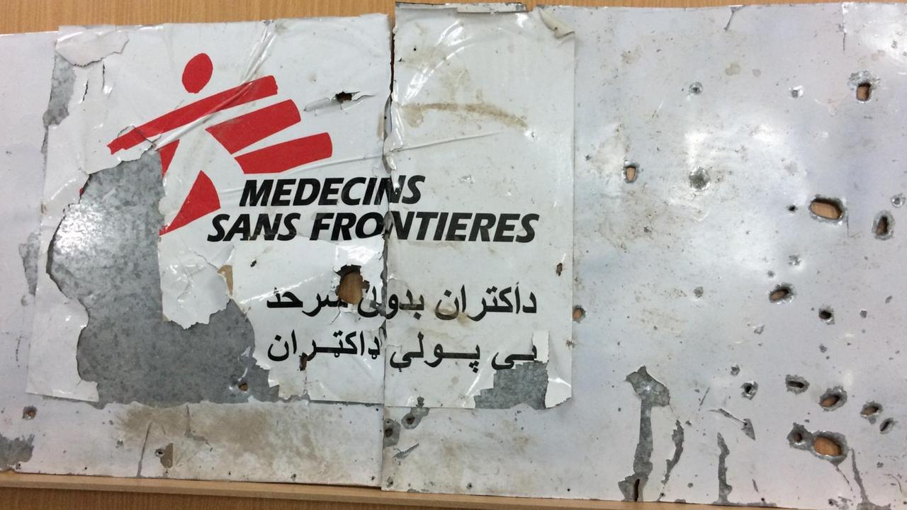 Beschädigtes Schild eines Krankenhauses von Ärzte ohne Grenzen in Afghanistan (November 2015). Damals hatten die USA ein Krankenhaus zerstört.