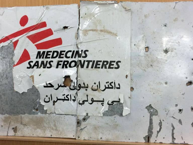 Beschädigtes Schild eines Krankenhauses von Ärzte ohne Grenzen in Afghanistan (November 2015). Damals hatten die USA ein Krankenhaus zerstört.