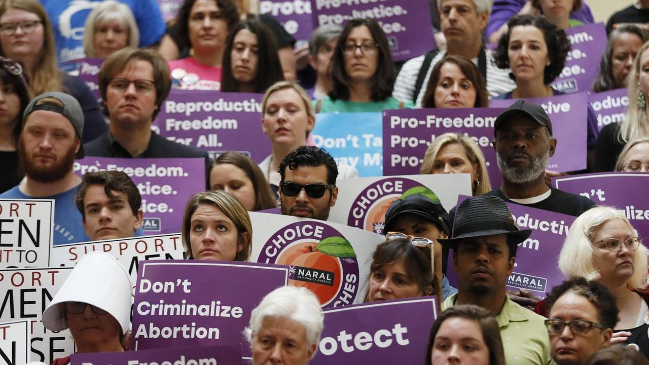 Menschen halten in Atlanta im US-Bundesstaat Georgia Schilder gegen die Verschärfung des Abtreibungsrechts.