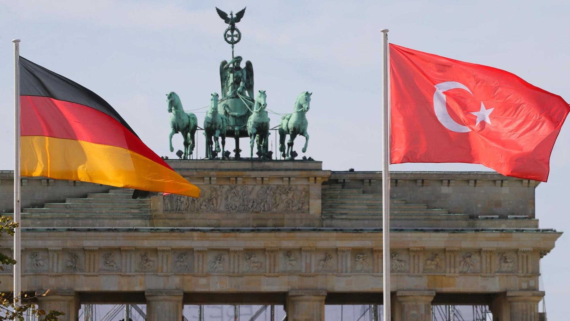 Die deutsche und die türkische Flagge vor dem Brandenburger Tor