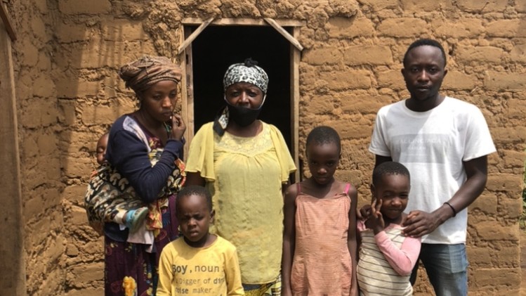 Flüchtlingsdorf Nakivale in Uganda - Juliette und Chantal aus dem Kongo mit Familie