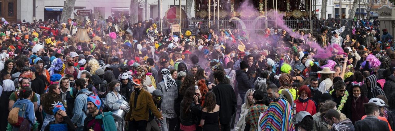 Tausende Menschen nehmen an einem improvisierten, aber nicht genehmigten Karnevalsumzug in Marseille teil. 