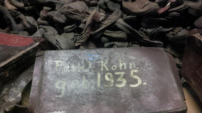 In Auschwitz zu sehen: Kubikmeter von Schuhen, Koffern, Schuhbürsten und Rasierpinseln