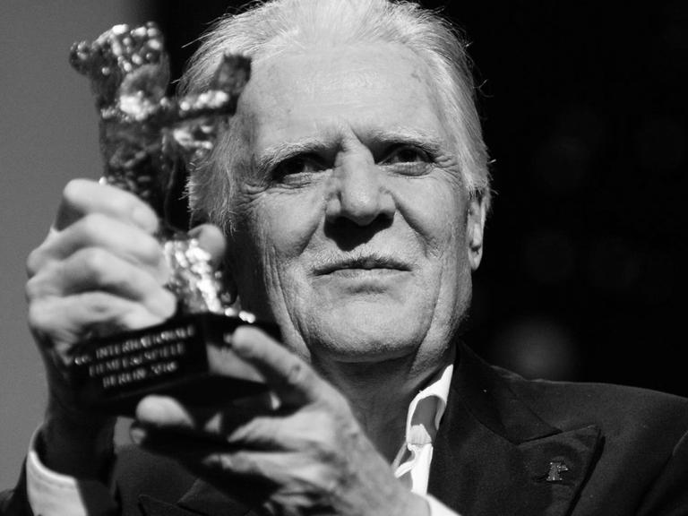 Der Kameramann Michael Ballhaus hält den "Goldenen Ehrenbären", mit dem er 2016 bei der Berlinale ausgezeichnet wurde.