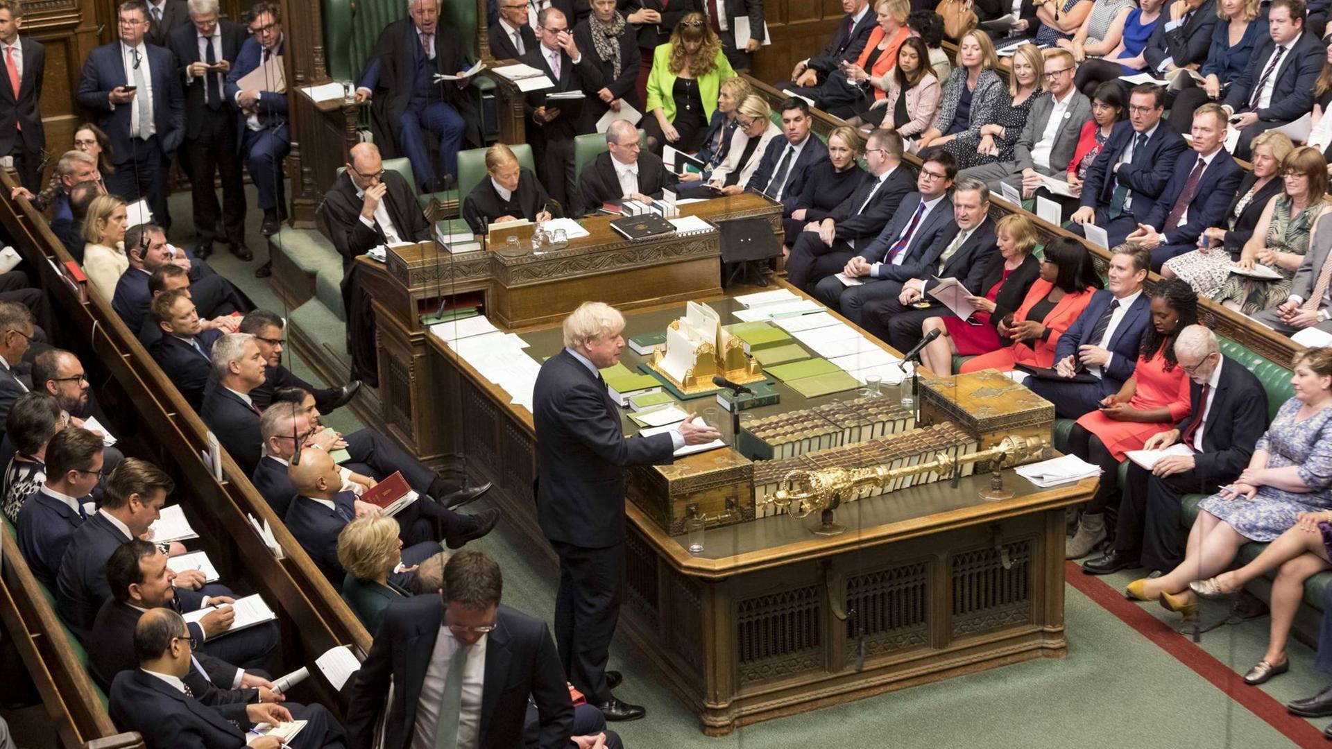Das Foro zeigt das britische Parlament. Der Premier-Minister hält eine Rede.
