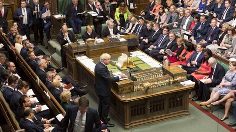 Blick ins britische Unterhaus. Die Abgeordneten sitzen in den grünledernen Bänken, während Premierminister Boris Johnson eine Rede hält.