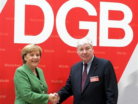 Der DGB-Vorsitzende Michael Sommer begrüßt Bundeskanzlerin Angela Merkel beim DGB-Bundeskongress in Berlin. Der DGB-Vorsitzende Michael Sommer begrüßt Bundeskanzlerin Angela Merkel beim DGB-Bundeskongress in Berlin.