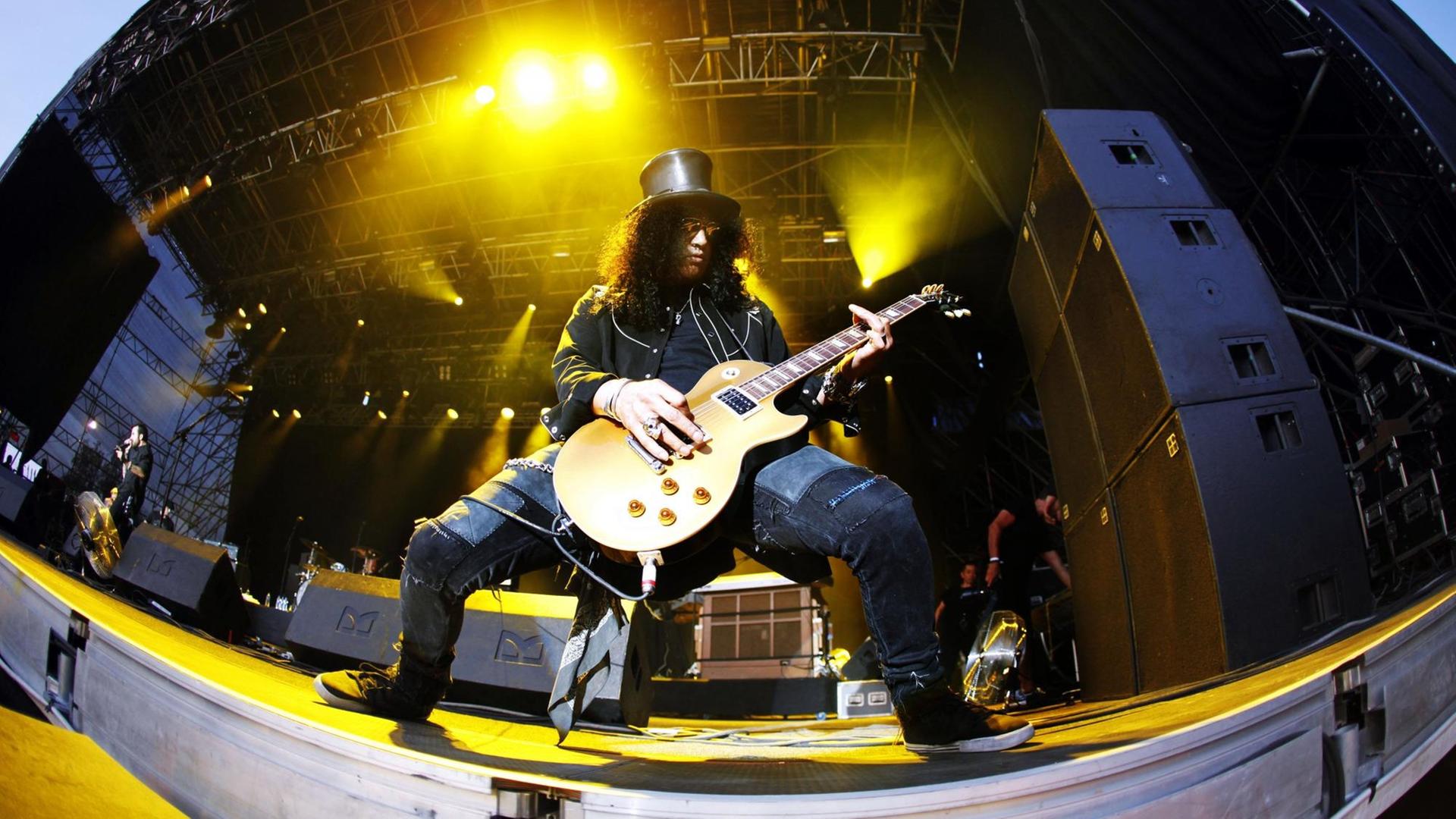 Slash, der ehemalige Gitarrist der US-Band Guns N' Roses, während eines Auftritts beim Quart Music Festival in Kristiansand, Norwegen.