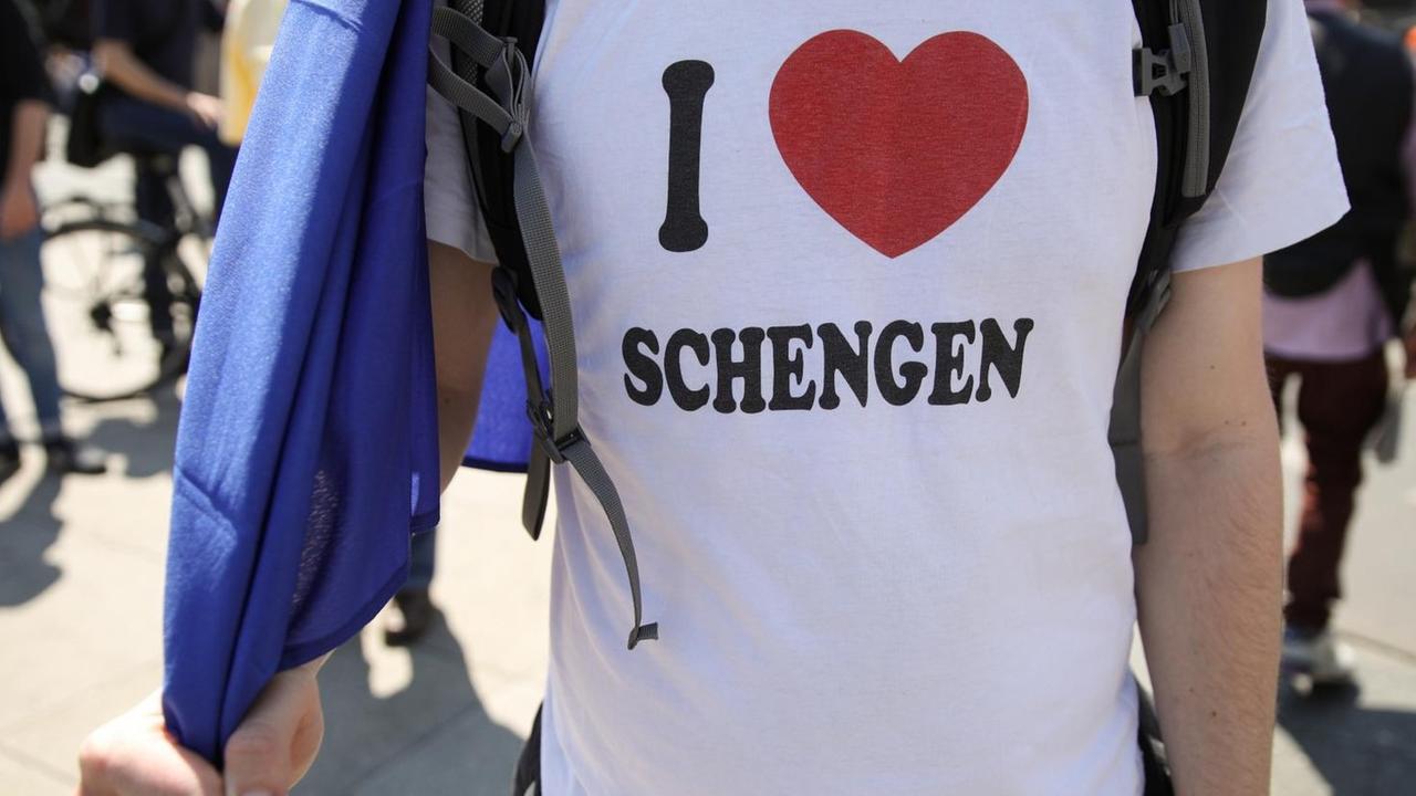 A man wears a shirt reading "I Love Schengen" during the pro-Europe demonstration "One Europe for all- your voice against nationalism" a week before European elections in Berlin, on May 19, 2019. Omer Messinger / AFP