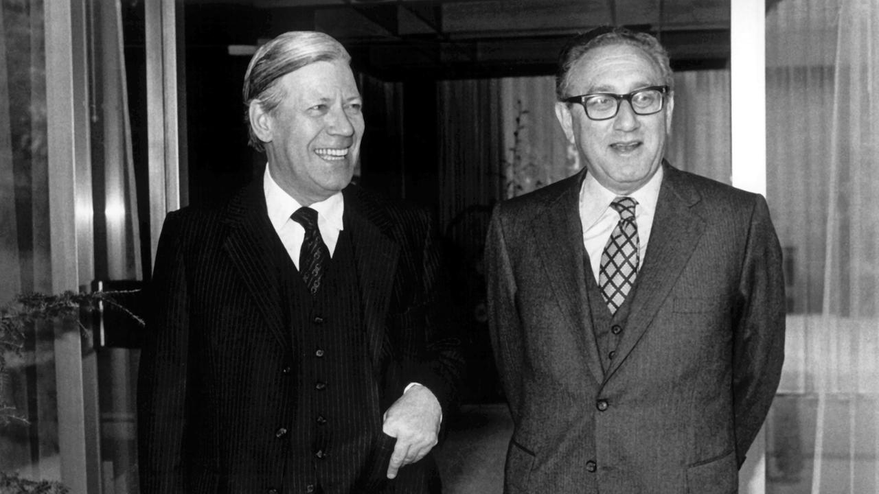 Bundeskanzler Helmut Schmidt und der ehemalige US-Außenminister Henry Kissinger 1979