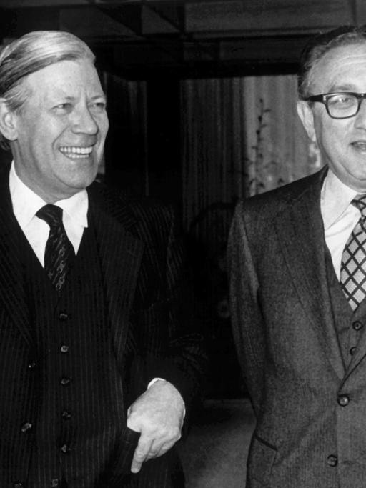 Bundeskanzler Helmut Schmidt und der ehemalige US-Außenminister Henry Kissinger 1979