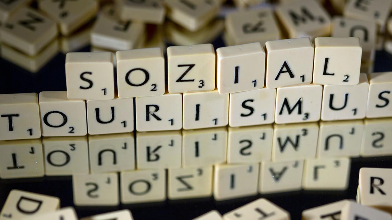 Mit Scrabble-Steinen ist das Unwort des Jahres 2013 "Sozialtourismus" gebildet.
