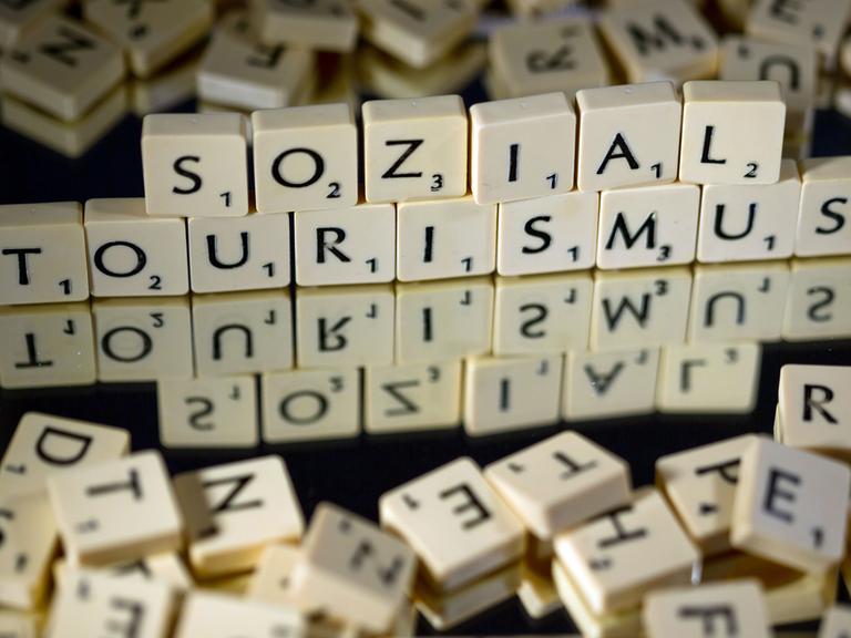 Mit Scrabble-Steinen ist das Unwort des Jahres 2013 "Sozialtourismus" gebildet.