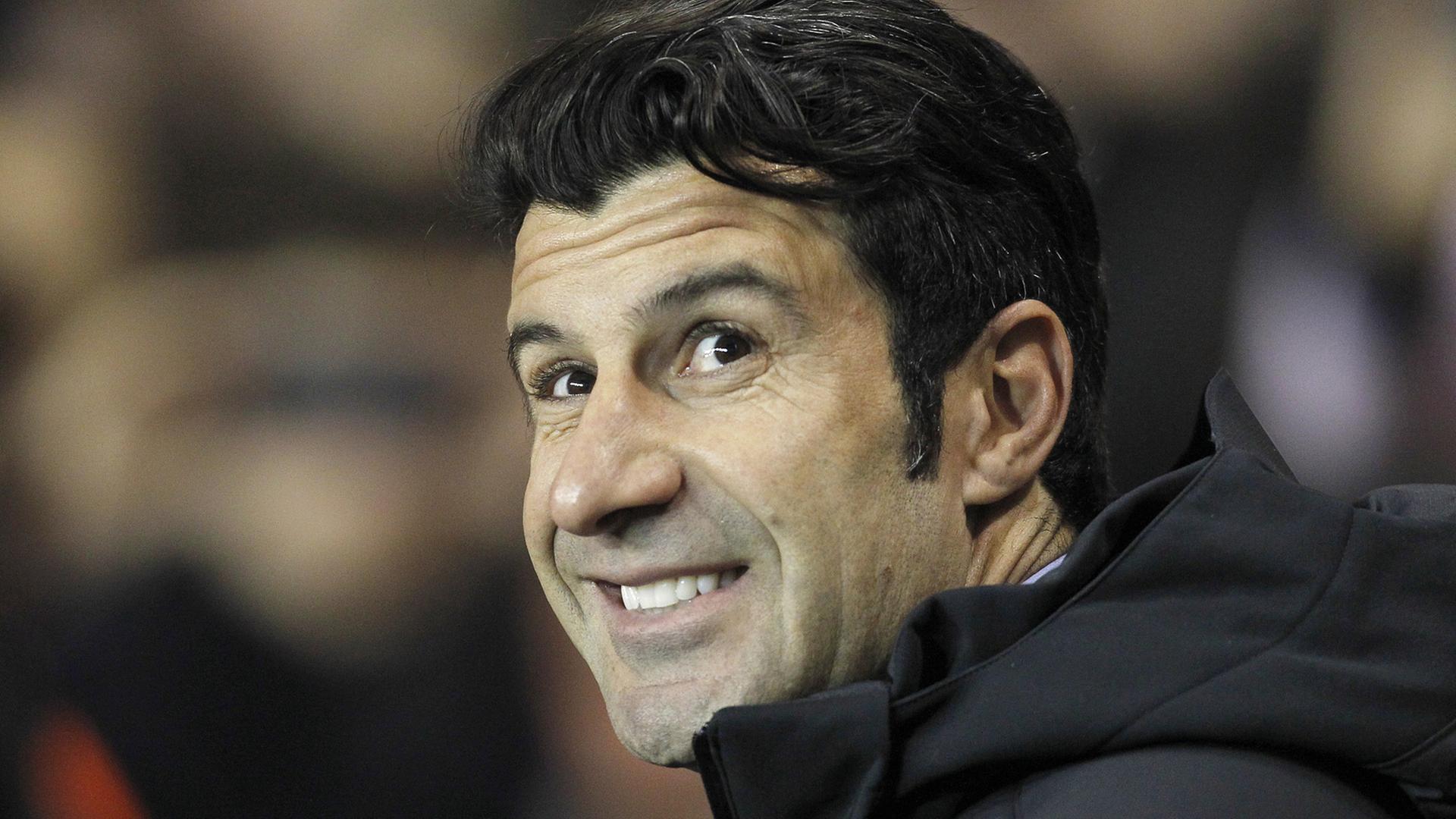 Luis Figo als Zuschauer bei einem Fußball-Spiel Luis Figo als Zuschauer bei einem Fußball-Spiel