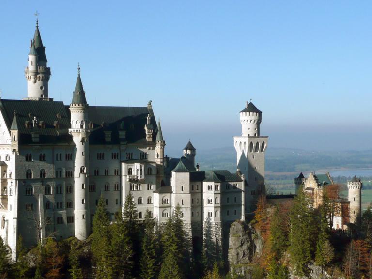 Schloss Neuschwanstein bei Schwangau im Ostallgäu am 14.10.2007. Das auch als Märchenschloss bezeichnete Gebäude wurde im Auftrag von König Ludwig II. von Bayern im 19. Jahrhundert errichtet.