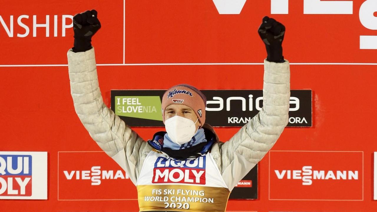 Karl Geiger gewinnt die Gold-Medaille im Ski-Flug. 
