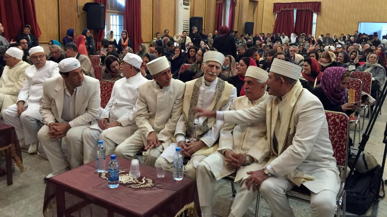 Mitglieder der religiösen Gemeinde der Zoroastrier, sitzen während eines religiösen Festes am 30.01.2016 in Teheran zusammen. 