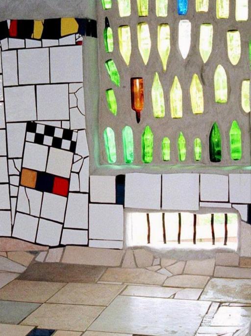Innenaufnahme der einzigartigen Toilette in der kleinen neuseeländischen Stadt Kawakawa am 15.1.2000. Nicht nur der unvergleichliche Meerblick, sondern auch die Gestaltung der Örtlichkeit duch den Wiener Künstler Friedensreich Hundertwasser mit farbigen Keramikkacheln und Balkenkonstruktion haben die Toilette zur Touristenattraktion werden lassen.