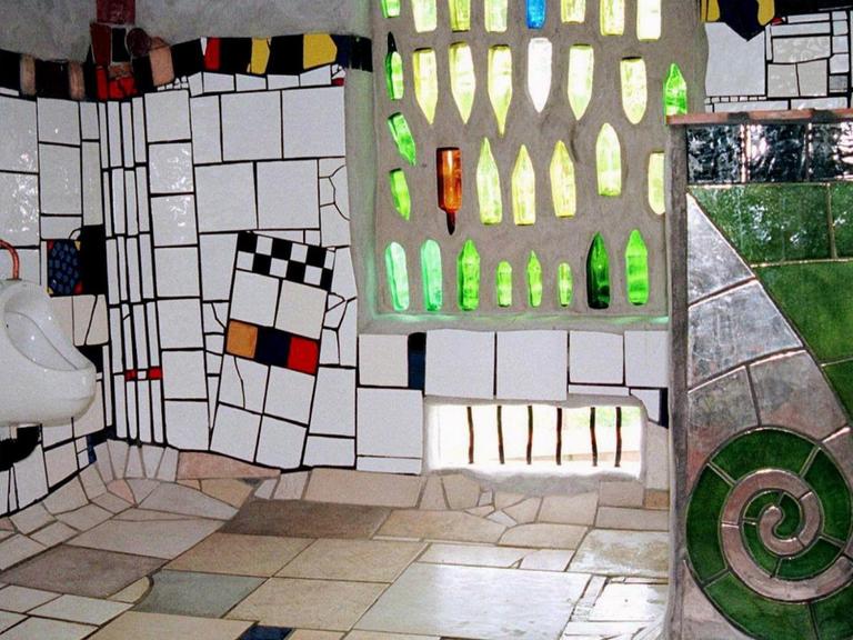 Innenaufnahme der einzigartigen Toilette in der kleinen neuseeländischen Stadt Kawakawa am 15.1.2000. Nicht nur der unvergleichliche Meerblick, sondern auch die Gestaltung der Örtlichkeit duch den Wiener Künstler Friedensreich Hundertwasser mit farbigen Keramikkacheln und Balkenkonstruktion haben die Toilette zur Touristenattraktion werden lassen.