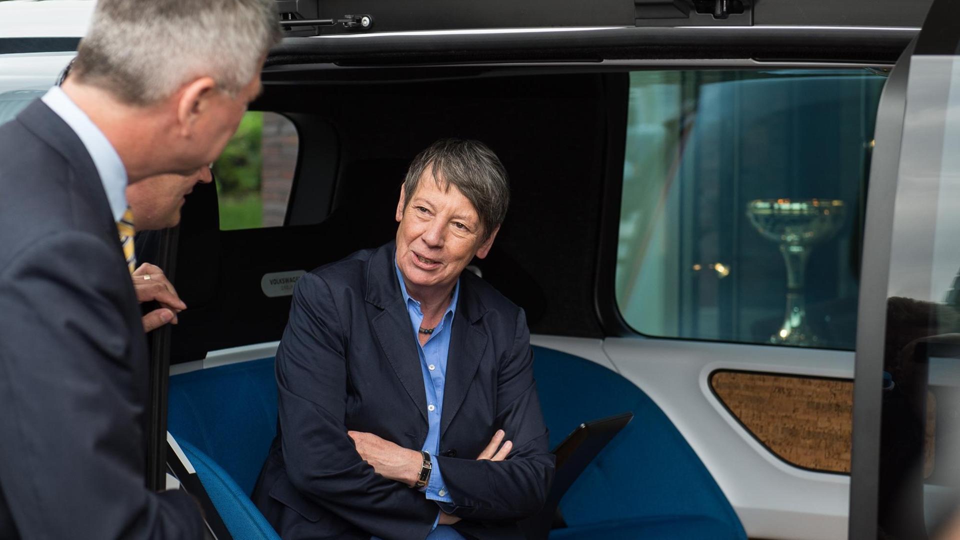 Bundesumweltministerin Barbara Hendricks (SPD) sitzt am 27.07.2017 in einem Volkswagen Sedric auf dem Gelände von Volkswagen in Wolfsburg (Niedersachsen). Bei dem Besuch der Umweltministerin geht es um die Mobilität der Zukunft.