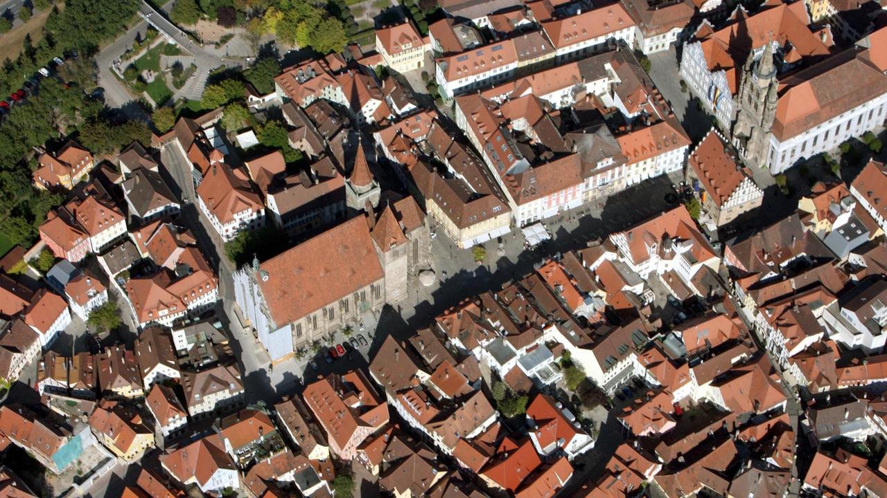 Die Innenstadt der mittelfränkischen Stadt Ansbach in einer Luftaufnahme