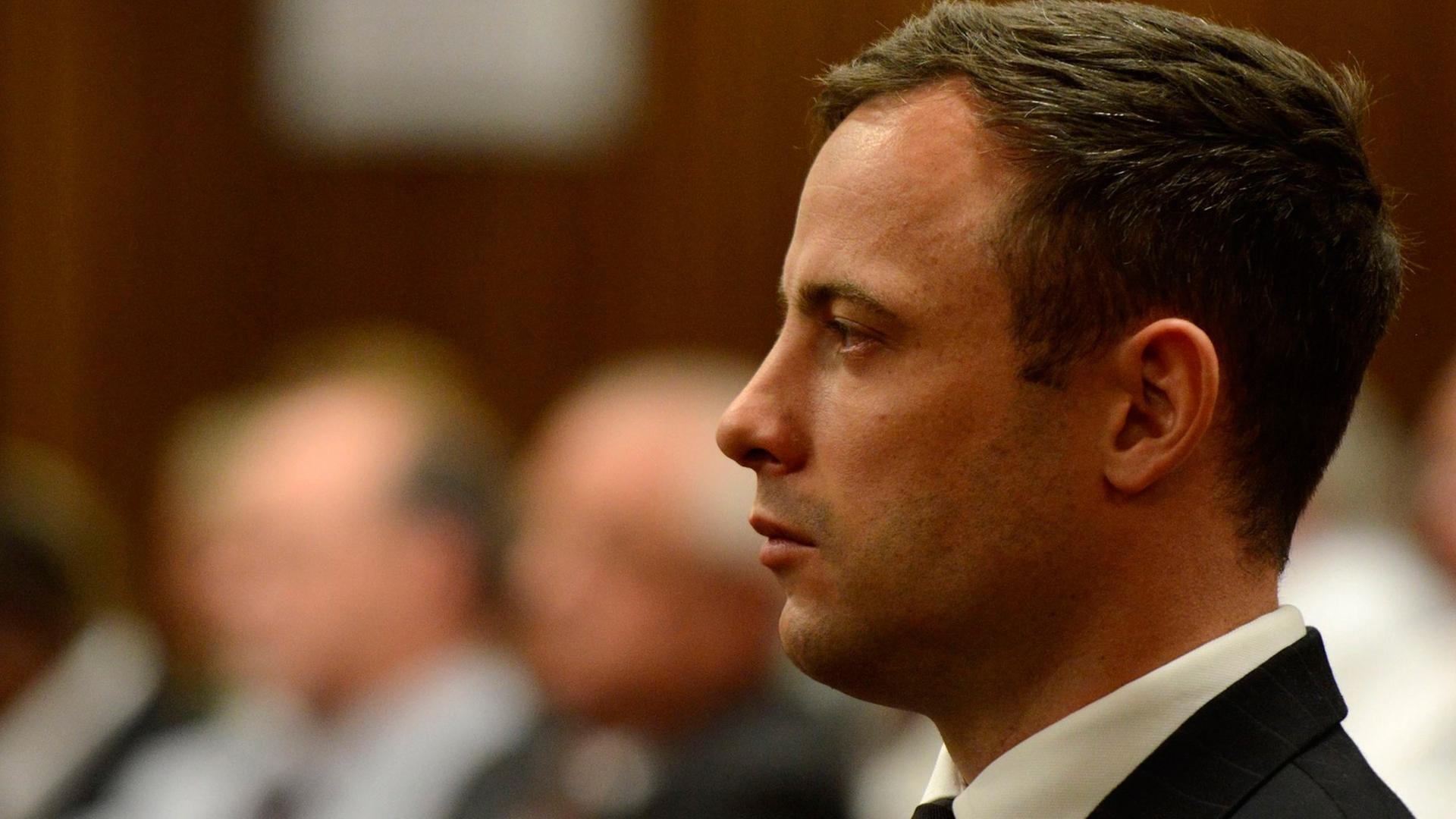 Oscar Pistorius blickt bei der Urteils-Verkündung gefasst geradeaus. 
