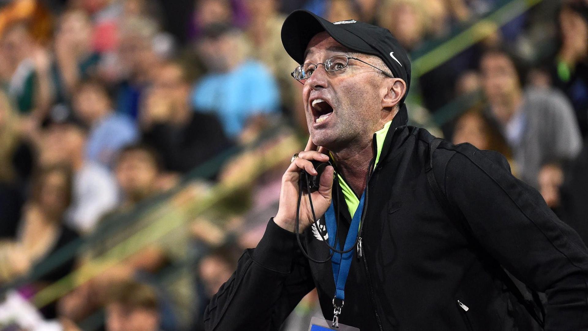 epa04775010 US track coach Alberto Salazar of Britain's Mo Farah reacts during the men's 10,000m race during the Prefontaine Classic Diamond League meeting at Hayward Field in Eugene, Oregon, USA, 29 May 2015. EPA/STEVE DYKES |