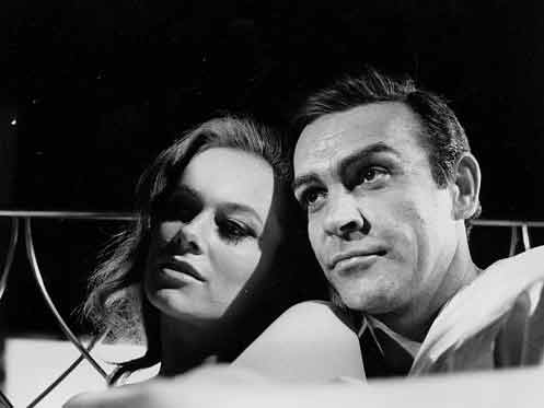 Sean Connery und "Bond-Girl" Luciana Paoluzzi bei Dreharbeiten zu "Thunderball"