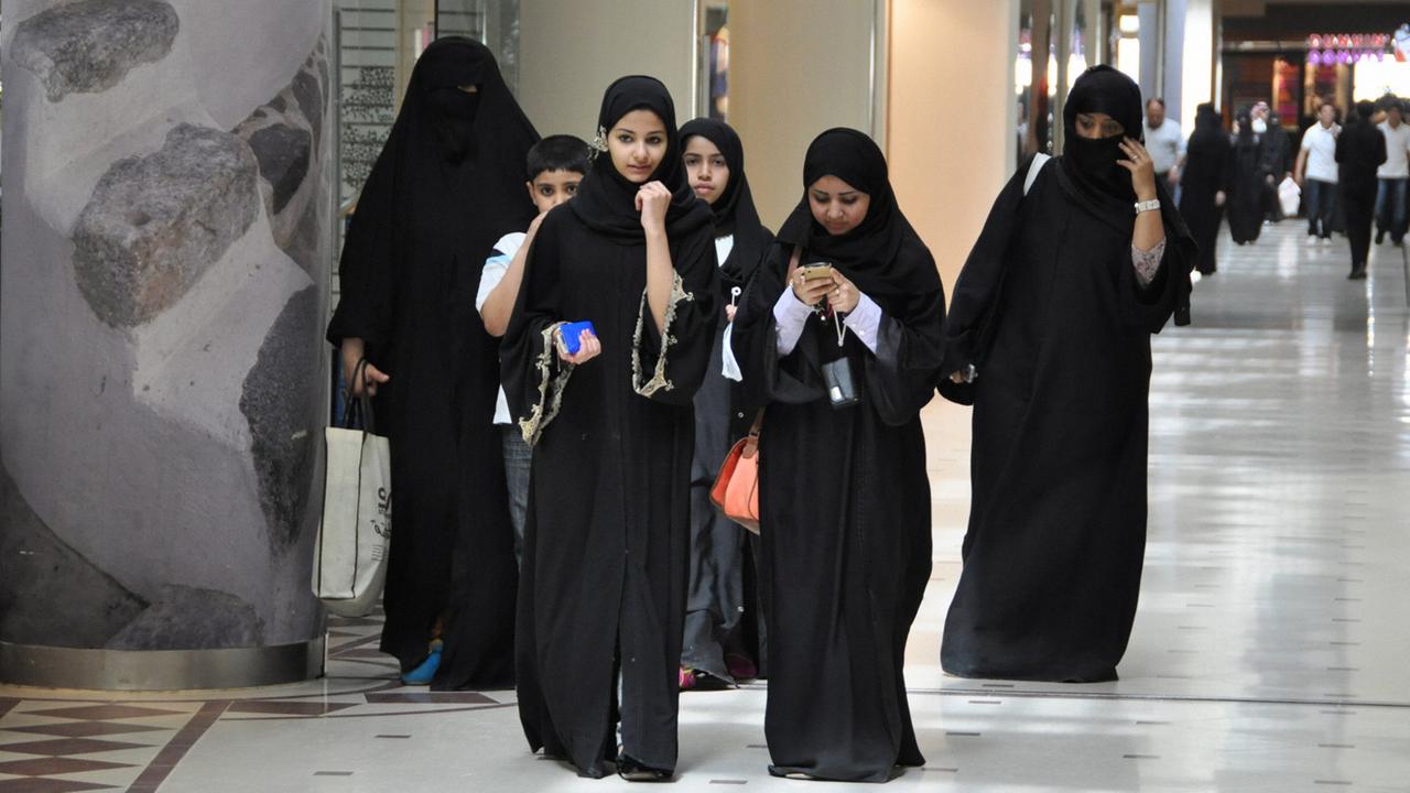 Eine Gruppe von jungen Frauen in einer Einkaufspassage in der saudischen Hauptstadt Riad