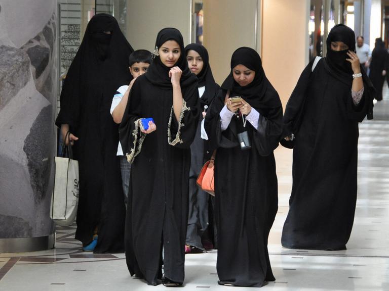 Eine Gruppe von jungen Frauen in einer Einkaufspassage in der saudischen Hauptstadt Riad