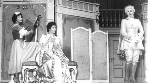 Eine Szene aus Mozarts 'Figaros Hochzeit' mit Irmgard Seefried und Sena Jurinac im Redoutensaal der Wiener Hofburg, 1955 Schwarz-Weiß-Fotografie