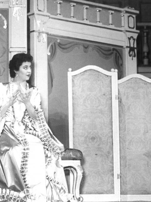 Eine Szene aus Mozarts 'Figaros Hochzeit' mit Irmgard Seefried und Sena Jurinac im Redoutensaal der Wiener Hofburg, 1955 Schwarz-Weiß-Fotografie