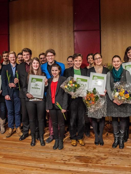 Gruppenbild der Preisträger und Nominierten des "11. Junge Ohren Preis 2017"