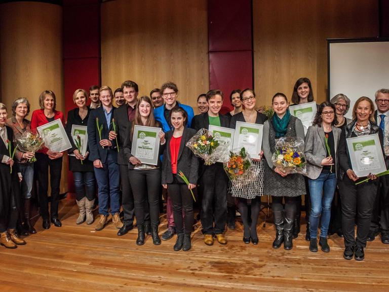 Gruppenbild der Preisträger und Nominierten des "11. Junge Ohren Preis 2017"