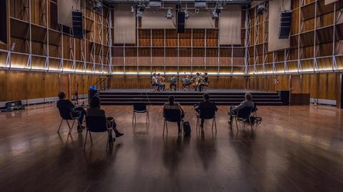 Musiker spielen auf der Bühne im holzgetäfelten Dlf Kammermusiksaal, im Raum vereinzelt fünf Zuhörer