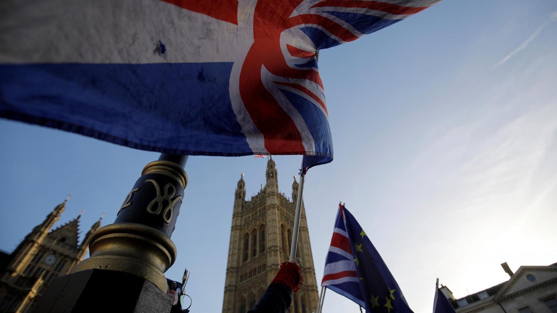 Britische und EU-Flaggen vor dem House of Parliament in London