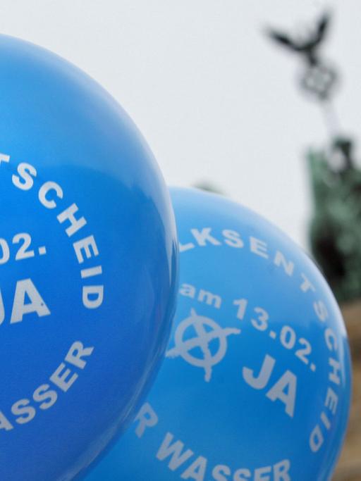 Luftballons mit dem Aufruf zum Volksentscheid am 13.02. sind am Freitag (11.02.2011) vor dem Brandenburger Tor in Berlin zu sehen. Mit einer Kundgebung rief die Bürgerinitiative "Aufruf zum Volkentscheid" zur Abstimmung über die Offenlegung der Wasserverträge in Berlin auf.
