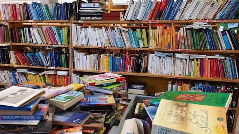 Ein volles Bücherregal