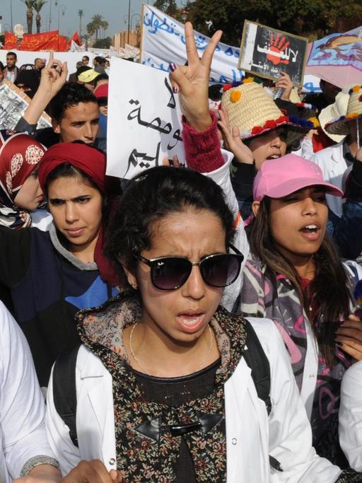 Tausende Marokkaner demonstrieren in der Hauptstadt Rabat gegen Kürzungen im Bildungswesen.